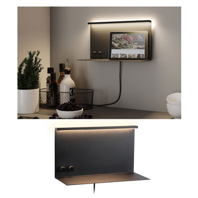 Sort metal LED-væglampe med hylde og varmt hvidt lys til moderne opholdsrum.