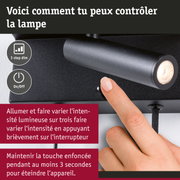 Lampe LED noire avec variateur 3 niveaux et bouton marche/arrêt, doigt appuyant sur l'interrupteur