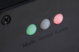Close-up van drie LED-indicatoren in groen, wit en rood op zwart plastic met tekst Mode Reset Learn.