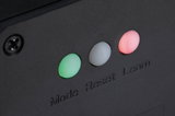 Nærbillede af tre LED-indikatorer i grøn, hvid og rød på sort plastik med teksten Mode Reset Learn.