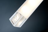 LED-Aluminiumprofil mit milchigem Diffusor und 12V LED-Streifen für moderne Lichtakzente.