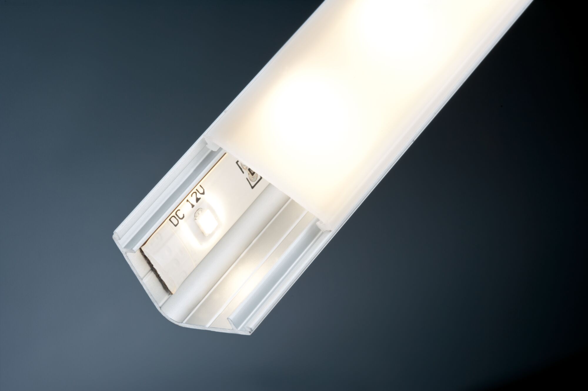 Profilé LED en aluminium avec diffuseur laiteux et bande LED 12V pour éclairage moderne.