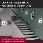 Moderne witte LED-wandlampen 2Form voor direct en indirect licht in trappenhuizen en gangen.
