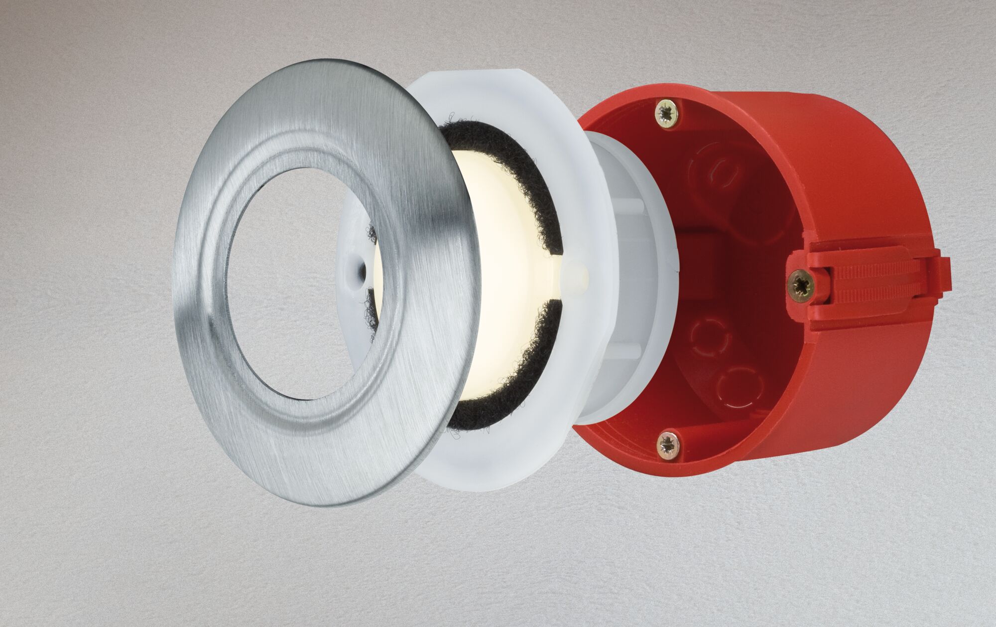 Vue éclatée d’un boîtier de luminaire encastré en plastique rouge avec anneau en métal brossé