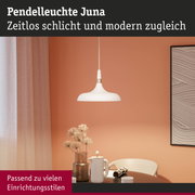 Weiße Pendelleuchte Juna aus Metall und Kunststoff vor orangefarbener Wand im modernen Esszimmer