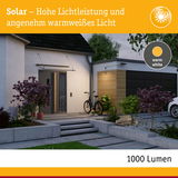 Solarleuchte mit hoher Lichtleistung und warmweißem Licht an moderner Hausfassade mit Garage