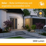 Moderne Hausfassade mit Solar-Außenleuchte in warmweißem Licht und 1000 Lumen Helligkeit