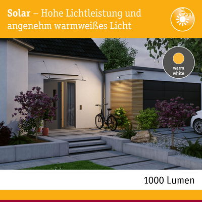 Solarleuchte mit hoher Lichtleistung und warmweißem Licht an moderner Hausfassade mit Garage