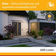 Moderne Hausfassade mit Solar-Außenleuchte in warmweißem Licht und 1000 Lumen Helligkeit