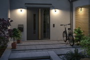 Éclairage extérieur moderne avec trois appliques murales blanc chaud sur la façade et l'entrée.