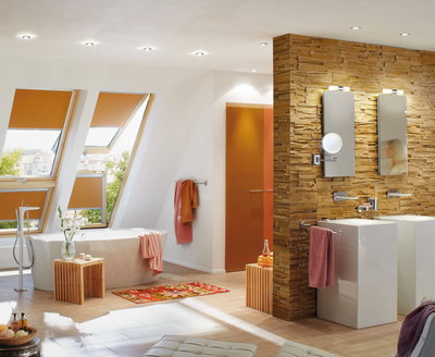 Salle de bain moderne avec baignoire blanche autoportante, mur en bois et spots LED chauds au plafond