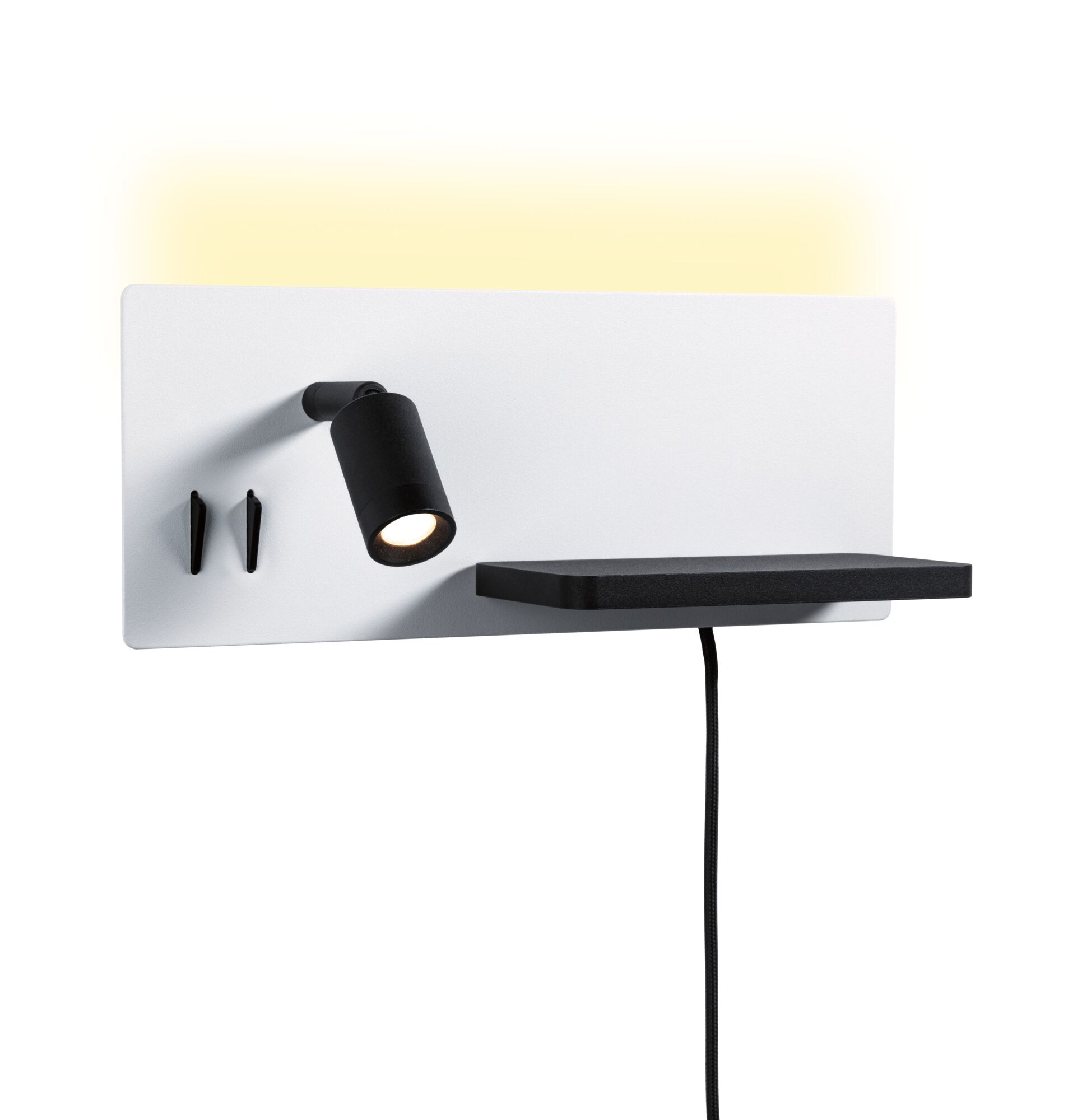 Moderne wandlamp met zwarte LED-spot en zwart plankje op wit metalen paneel