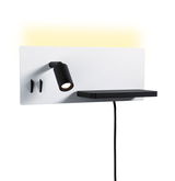 Moderne wandlamp met zwarte LED-spot en zwart plankje op wit metalen paneel