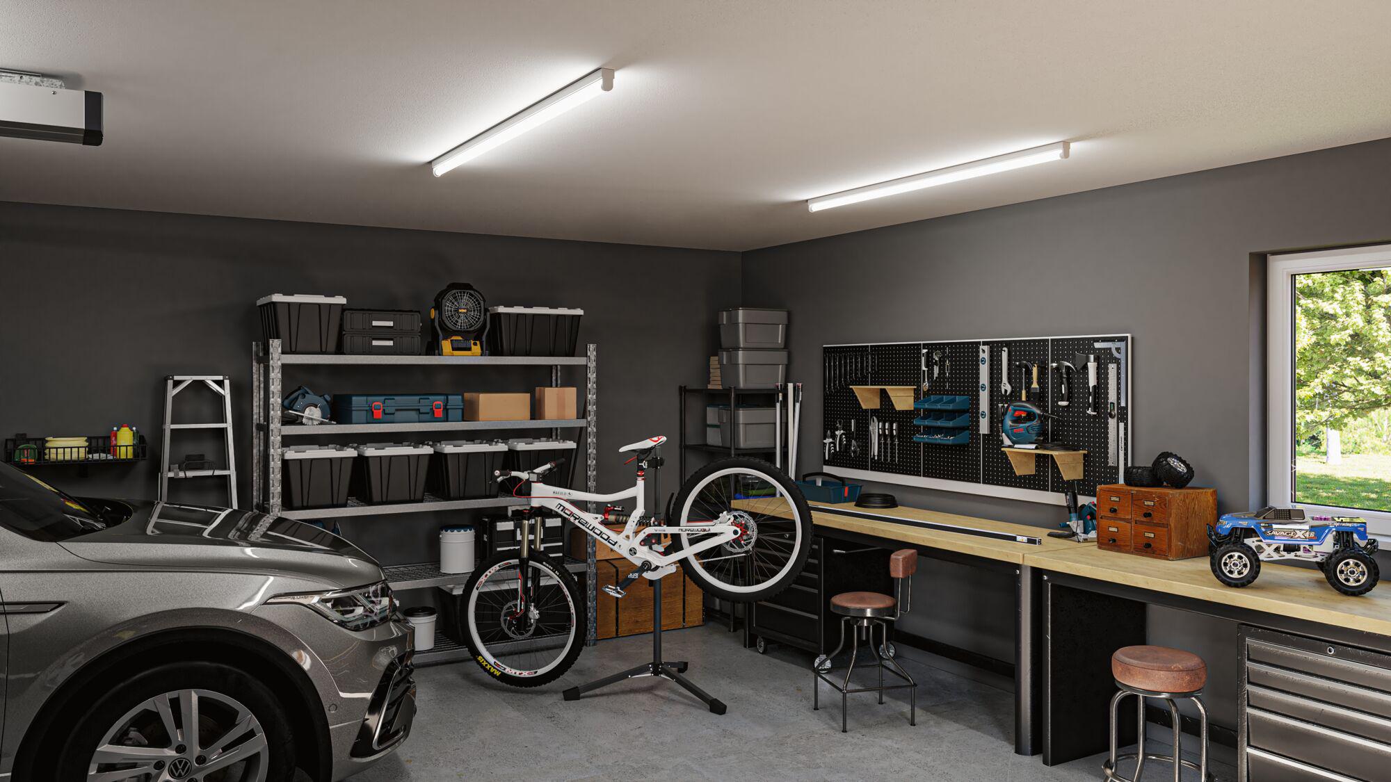 Moderne garage met LED-plafondlampen, fietsreparatiestand, gereedschapswand en grijze auto op de voorgrond