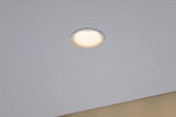 Rundes LED-Einbauleuchtmittel mit warmweißem Licht in weißer Decke für moderne Innenbeleuchtung