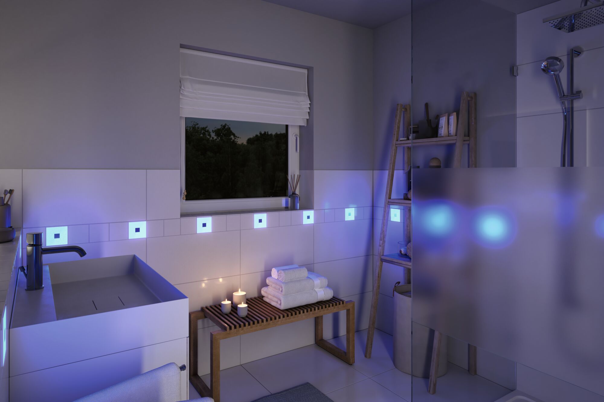 Modernes Badezimmer mit weißen Fliesen und blauen LED-Wandlichtern für stimmungsvolle Beleuchtung