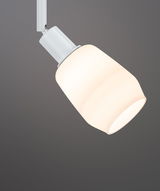 Moderner weißer LED-Strahler mit opalem Glas für gezielte Beleuchtung im Wohnbereich.