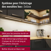 Éclairage LED blanc sous meuble pour cuisine avec façades noires mates et étagères en bois