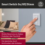 Weißer Smart Switch an grauer Wand mit Fingerdruck, dimmbarer Lichtschalter für Zigbee-Produkte