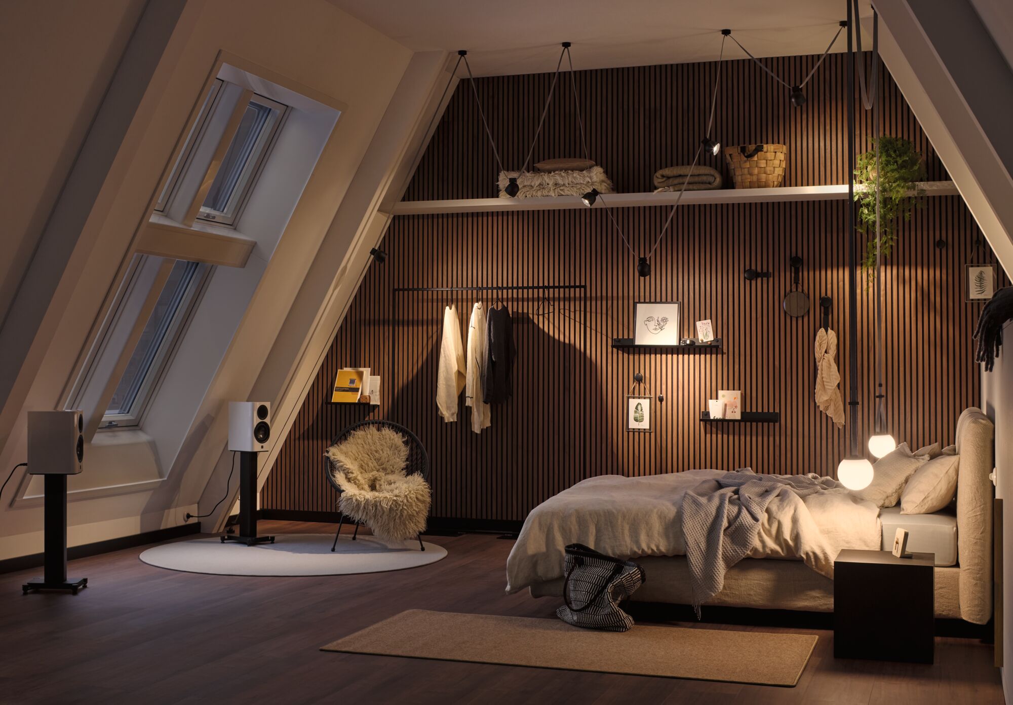 Chambre moderne avec mur en lattes de bois, lit beige, lampes suspendues et fauteuil confortable avec fourrure.