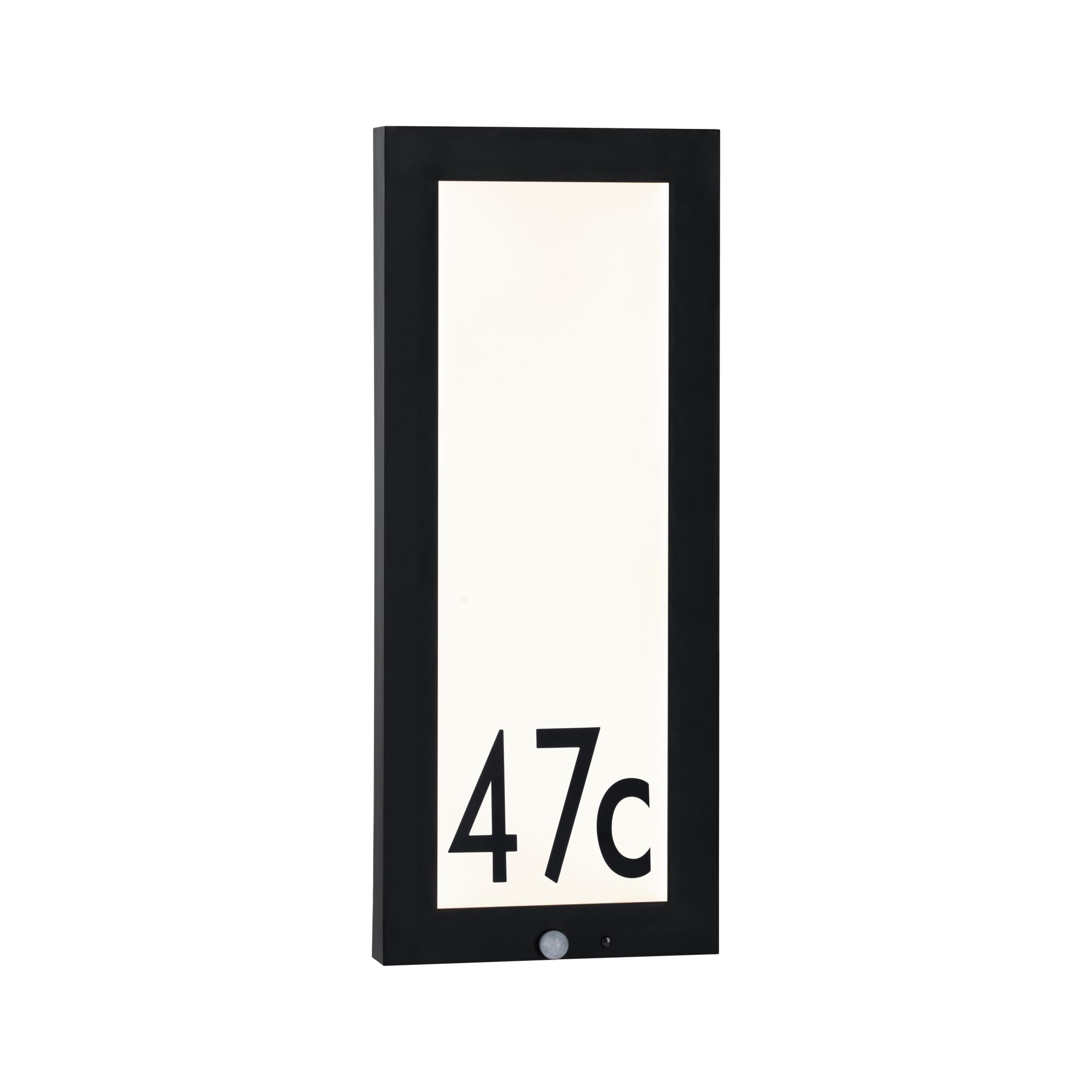 Sort LED-husnummer skilt med bevægelsessensor og hvidt oplyst panel med nummer 47c