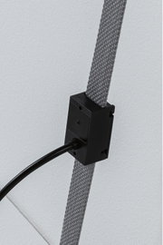 Schwarzes elektrisches Anschlussgehäuse an grauem Textilkabel für LED-Beleuchtungssysteme