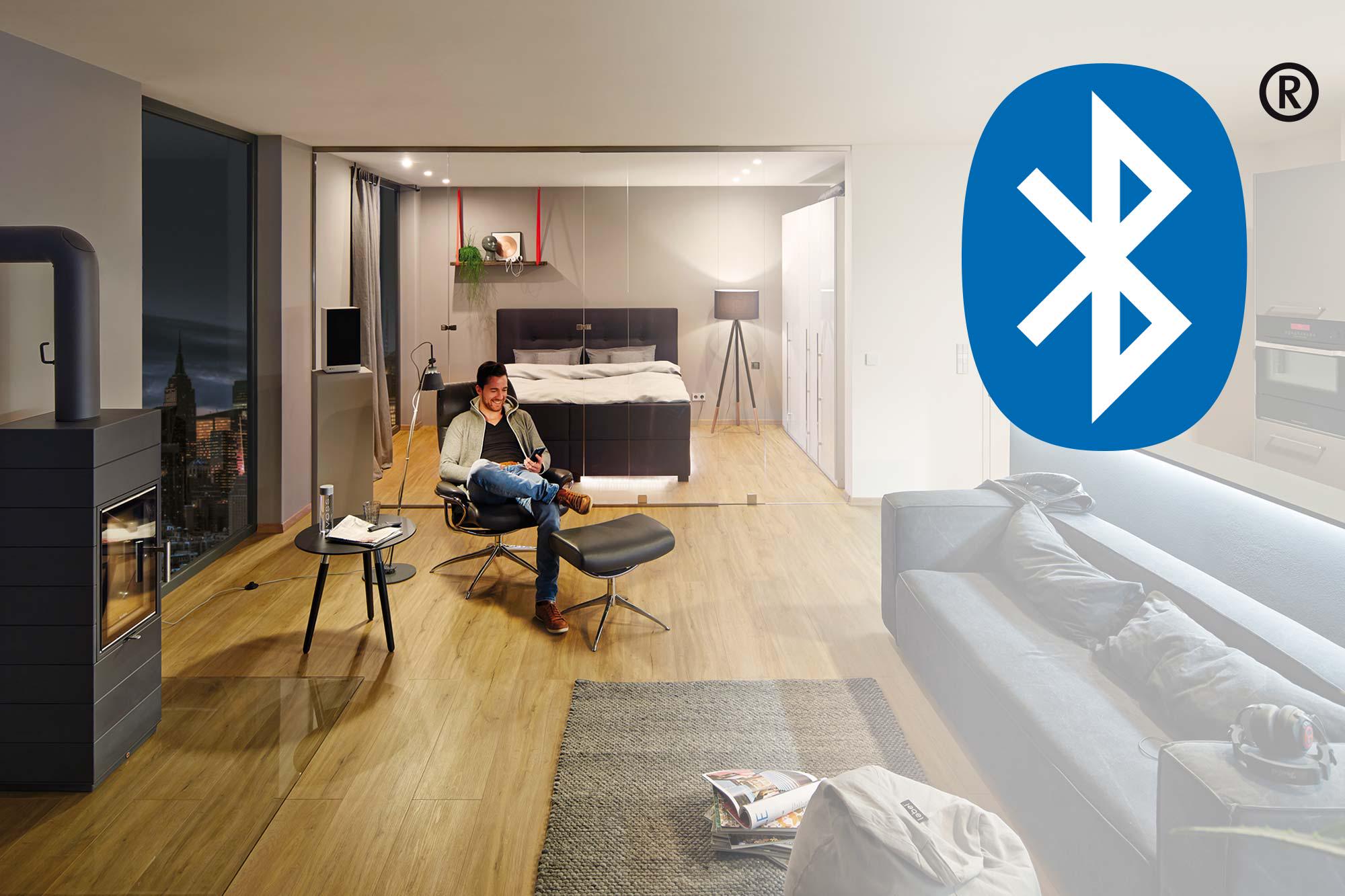 Moderner Wohnraum mit Holzfußboden, schwarzem Sessel und großem Bluetooth-Symbol für smarte Beleuchtung