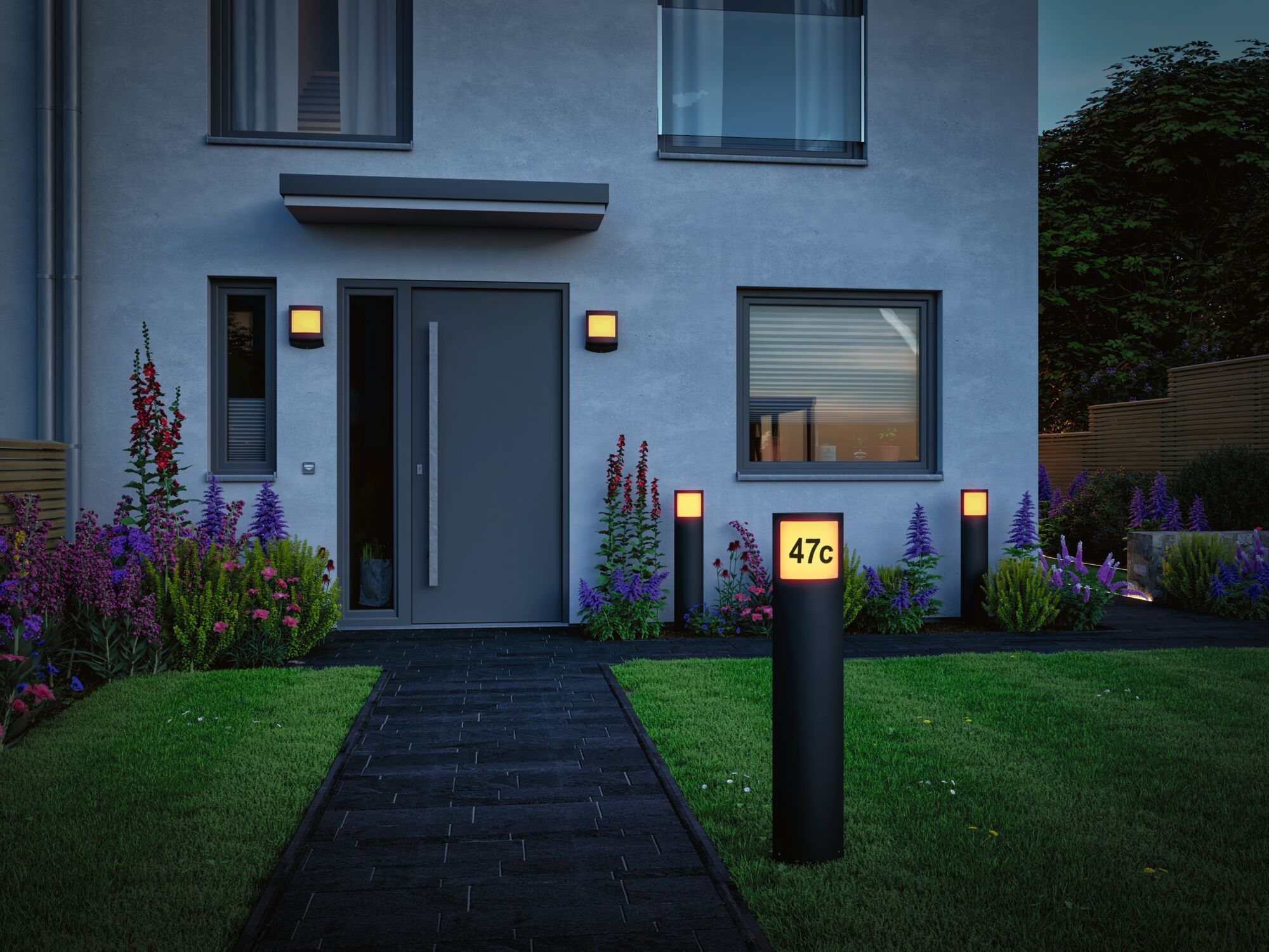 Façade de maison moderne avec porte grise et lampes extérieures noires en métal, poteau de numéro de maison éclairé
