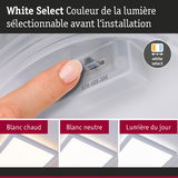 Doigt réglant la couleur de la lumière sur un plafonnier blanc avec choix de tons blancs