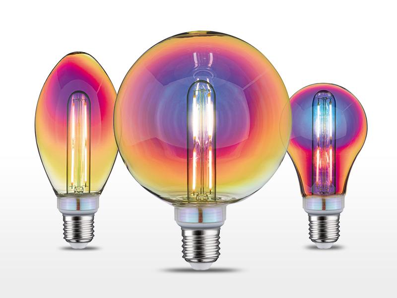 Tre dekorative pærer med farverigt iriserende glas og E27-fatning til stemningsbelysning.