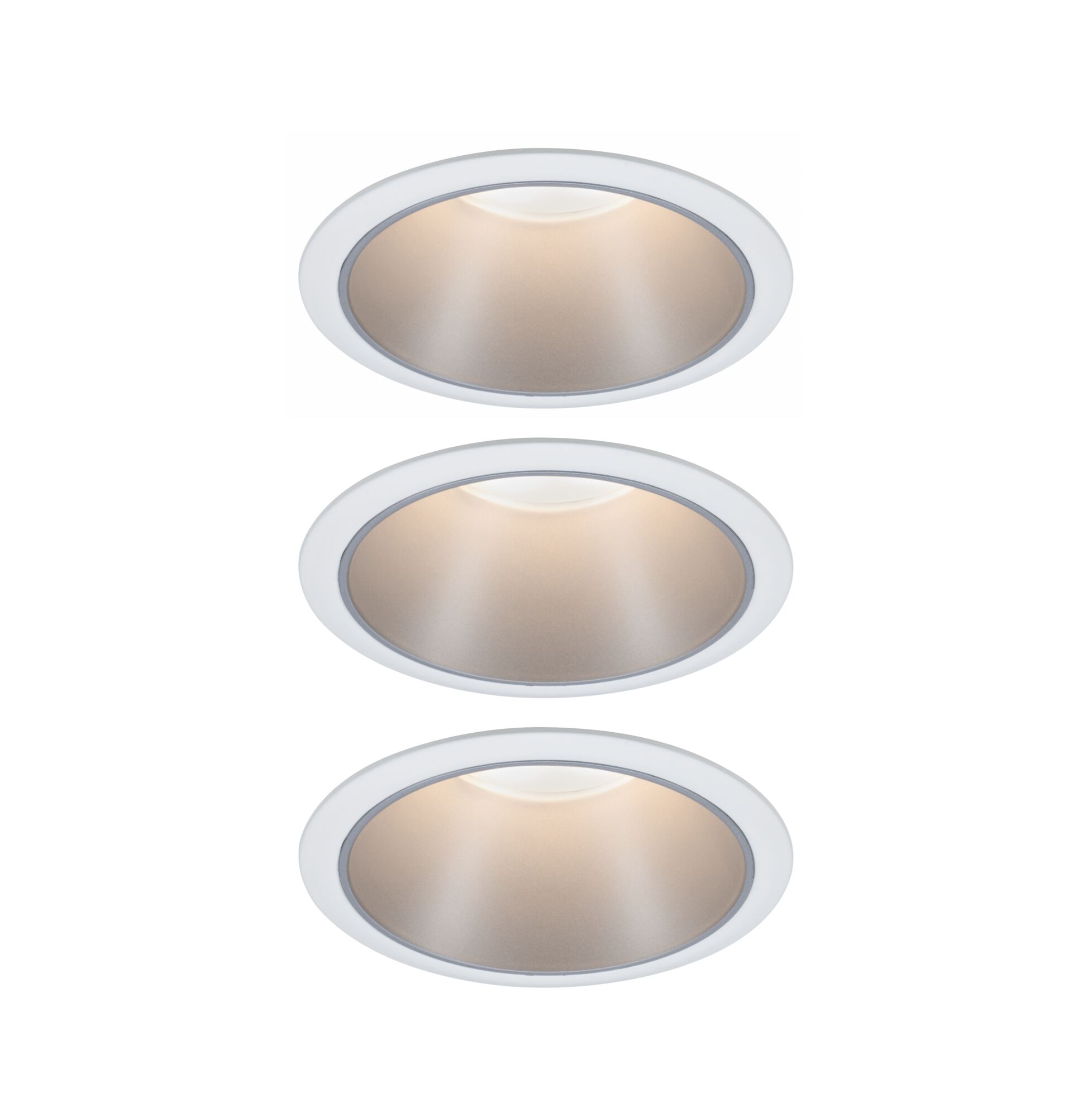 Drie witte inbouwspots met warm wit licht en matte aluminium reflector voor moderne binnenverlichting