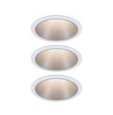 Drie witte inbouwspots met warm wit licht en matte aluminium reflector voor moderne binnenverlichting