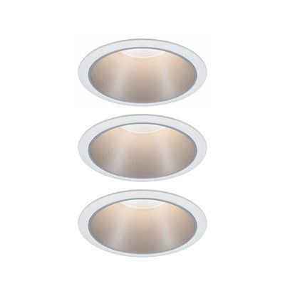 Drie witte inbouwspots met warm wit licht en matte aluminium reflector voor moderne binnenverlichting