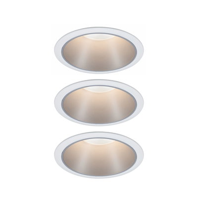Drie witte inbouwspots met warm wit licht en matte aluminium reflector voor moderne binnenverlichting