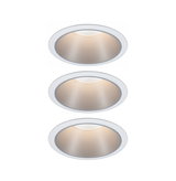 Drei weiße Einbaustrahler mit warmweißem Licht und mattem Aluminiumreflektor für moderne Innenbeleuchtung