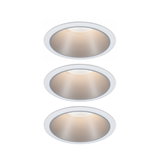 Drei weiße Einbaustrahler mit warmweißem Licht und mattem Aluminiumreflektor für moderne Innenbeleuchtung