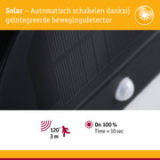 Close-up van zwart zonnepaneel met geïntegreerde bewegingssensor voor automatische schakeling