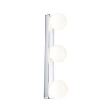 Moderne wandlamp met drie witte glazen bollen en chromen metalen frame voor stijlvolle verlichting