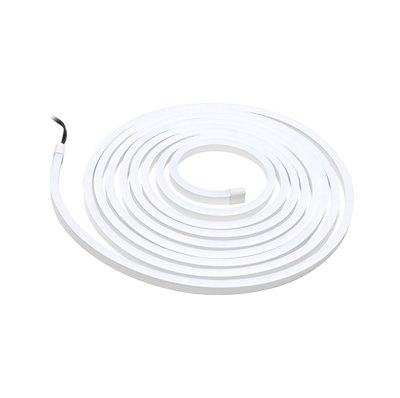 Weißes flexibles LED-Lichtband in Spirale mit Anschlusskabel für moderne Raumbeleuchtung