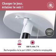 Gros plan sur un port de charge USB-C blanc sur une lampe rechargeable moderne avec batterie remplaçable