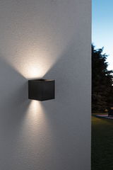 Schwarze Aluminium-Wandleuchte mit Up- und Downlight an grauer Außenwand für Gartenbeleuchtung