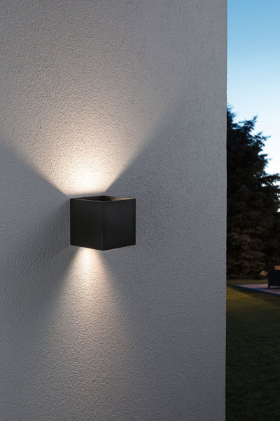 Zwarte aluminium wandlamp met op- en neerwaarts licht aan grijze buitenmuur voor tuinverlichting