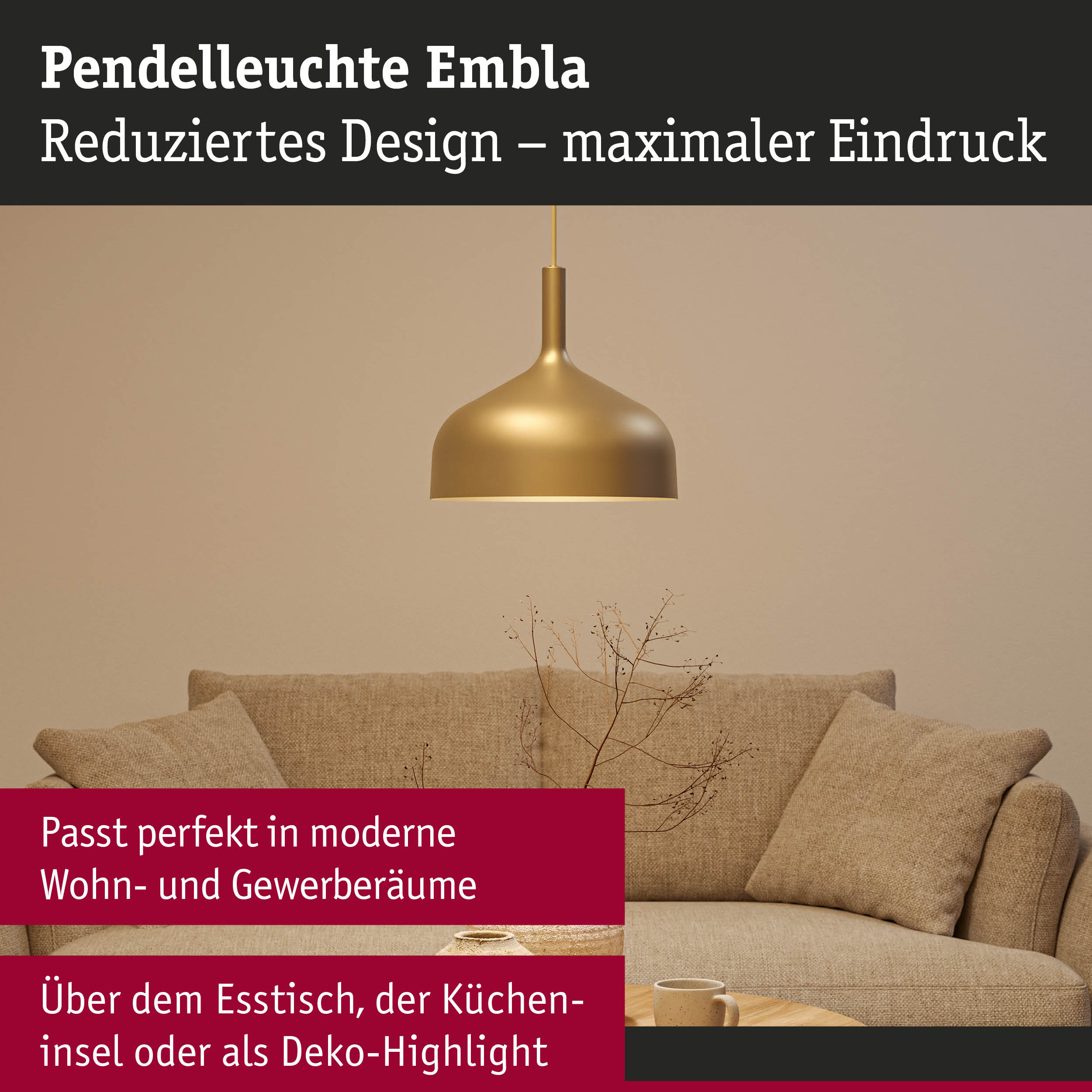 Pendelleuchte Embla in mattem Gold mit reduziertem Design über beige Couch im Wohnzimmer