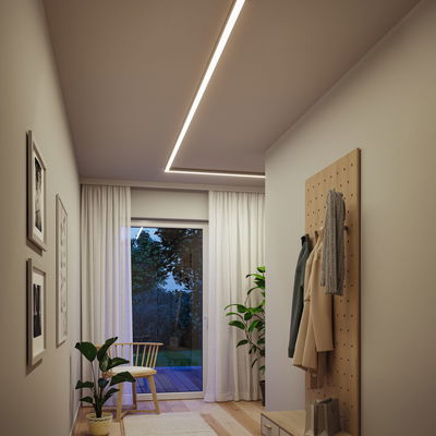 Moderne woonkamer met warmwit L-vormige LED-plafondlamp en natuurlijk houten meubels