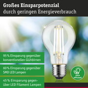 Klarer LED-Glühbirne mit silberner Fassung vor grün-blauem Hintergrund, Energiesparpotenzial hervorgehoben