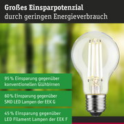 Klarer LED-Glühbirne mit silberner Fassung vor grün-blauem Hintergrund, Energiesparpotenzial hervorgehoben