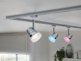 Rail LED à trois lampes avec spots argentés et anneaux colorés bleu, blanc et rose pour éclairage intérieur
