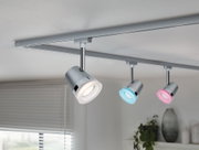 Moderne sølv loftlampe med tre justerbare spots med farvede LED-ringe til opholdsrum
