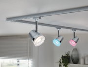 Moderne zilveren plafondlamp met drie verstelbare spots en gekleurde LED-ringen voor woonruimtes