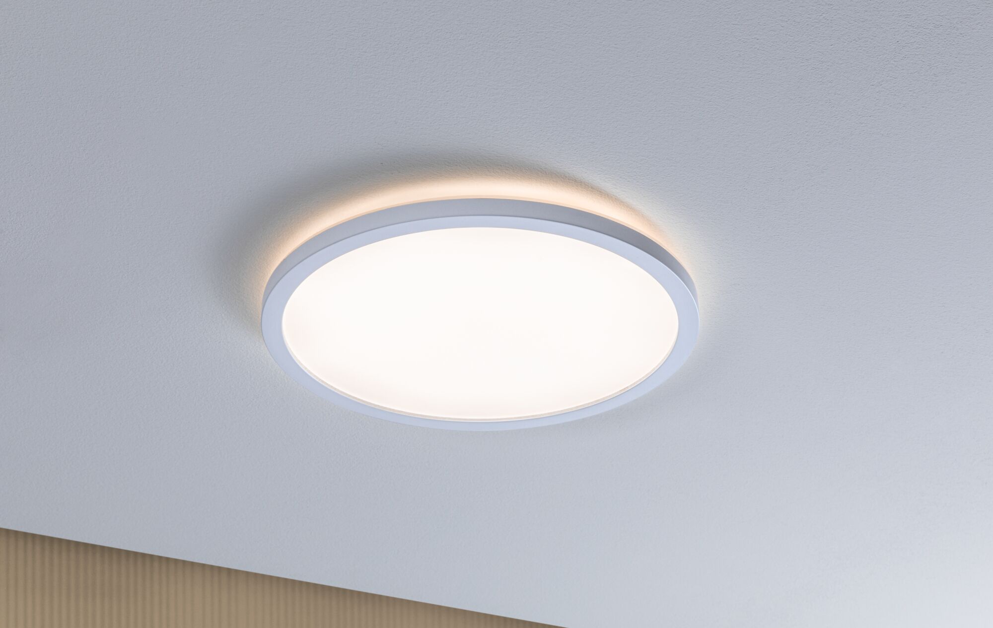 Runde weiße LED-Deckenleuchte mit warmweißem Licht und modernem Design für Wohnräume